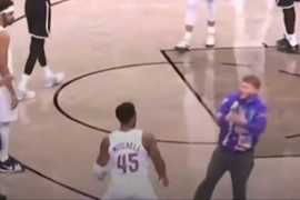 骑士队记：冲进场试图与米切尔合影球迷被NBA终身禁赛！