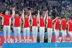 四川全运女篮登上亚军领奖台 韩旭&刘禹彤有爱互动 众人喜笑颜开