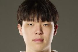 杨瀚森21分9板!韩乔生:行 都快拿两双了&开始慢慢适应了