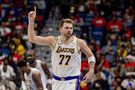 杀伤力十足！东契奇半场12中5砍下20分1板6助3断 罚球11中9