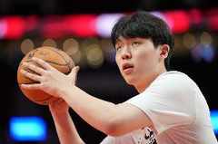 很冷静！杨瀚森弧顶观察击地球领人 夏普空切面对两人补防打进2+1