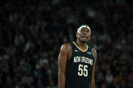 重回湾区！卢尼上半场3中2得4分3板1助1断 勇士献上致敬视频