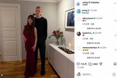 郎才女貌！哈兰德社媒晒出与女友甜蜜合照：圣诞快乐