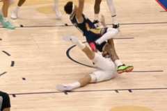 已臻化境！狄龙被费尔斯晃倒后丝毫不慌 身体化作绊马索掀翻对手