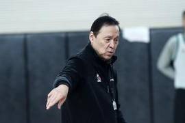 媒体人：郑昊燃莫名送上犯规导致输球 张德贵指导也十分无语