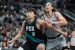 解说：小杨比赛观感比昨天好太多 常规时间球队不会给他太多战术