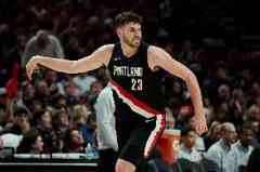 怕犯规?拓媒:克林根最近盖帽不多 有时防守时原地不动 都不伸手