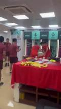 疯狂庆祝！木塔力甫发社媒晒更衣室庆祝视频，配文“计划有变”