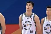 赛前升旗仪式 香港球员徐远征长时间闭眼