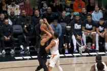 这是真疼！小波特持球肘翻布克被吹进攻犯规