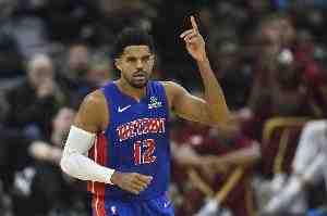 连珠炮！哈里斯三分颠进 独中3记三分帮助球队保持优势