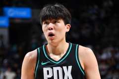 媒体人:杨瀚森上半场挺不错的 尤其是防守动作在学习了