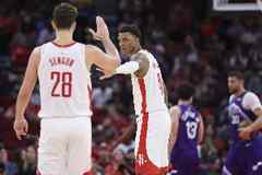 无视补防！小史密斯击地妙传申京顺下单臂砸扣