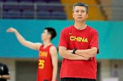 媒体人：中国男篮集训人数和时间都比往届要多要长 没法回家过年