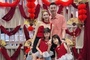 翟晓川社媒分享全家福：祝大家新年快乐❤️