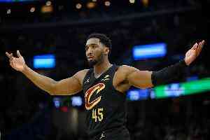 不满!米切尔:雷霆犯规裁判就是不吹 这已经持续两年了!