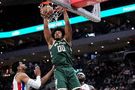 势大力沉！希姆斯篮下接球 腾空暴起双手炸扣