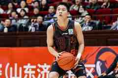 邱彪打趣：王证要加强力量&再自信点 打球没出汗 来发布会出汗了