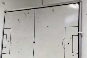 简陋不堪!太阳报:意大利的客场更衣室狭小老旧,水桶代替冰浴池