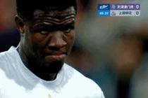 成表情包了！申花外援盖伊被判手球送点后，一脸严肃眉头紧锁
