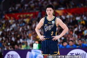 媒体人:胡明轩遭遇脚伤困扰 本赛季状态不稳与近2年过度消耗有关