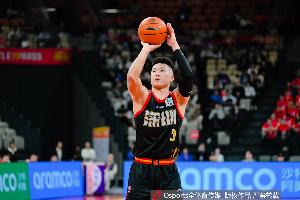 不在状态！贺希宁半场4投仅1中拿2分 正负值-12全队最低
